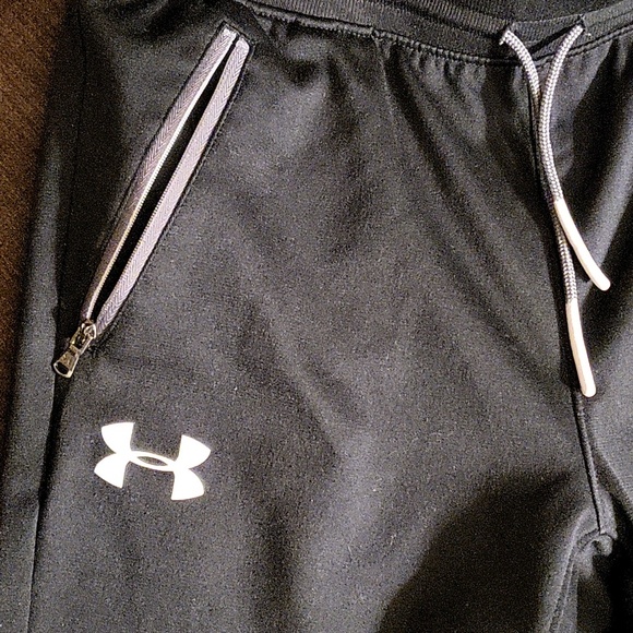 Boys sports wearing black - Picture 2 of 6